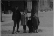 Walentyna Kozioł (z prawej) z dziećmi z okolicznych domów, ul. Staszica 6a, Białystok, 1959 r.