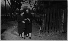 Ludmiła Kozioł (z prawej) w bramie prowadzącej na posesję przy ul. Staszica 6a, Białystok, 1959 r.