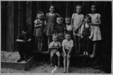 Walentyna Kozioł (druga z lewej) z dziećmi z okolicznych domów, ul. Staszica 6a, Białystok, lata 50. XX w.