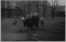 Walentyna Kozioł z dziećmi z okolicznych domów, ul. Staszica 6a, Białystok, 1960 r.