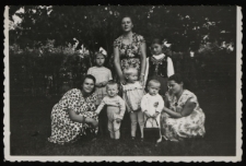 Walentyna Kozioł (stoi po środku), za nią Ludmiła Kozioł (matka), obok siostra w krakowskim stroju, ul. Staszica 6a, Białystok 1956 r.