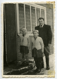 Krystyna Łukjaniuk z ojcem Henrykiem Łukaszukiem i siostrą przy Jadłodajni Łodzianka, ul. Starobojarska, Białystok, koniec lat 50. XX w.