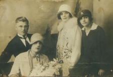 Zdjęcie ślubne Juliana i Ludwiki Popławskich wraz z druhnami, 1928 r.