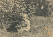 Janusz Popławski z psem w ogrodzie domu przy ul. Słonimskiej 35/2, Białystok, 1939 r.