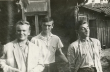 Meżczyźni przed domem, ul. Słonimska 37, Białystok, 1958 r.
