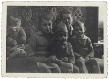 Wanda Seroka z matką Lucyną Mońko oraz braćmi w domu, ul. Starobojarskiej 32, Białystok, 1957-58 r.
