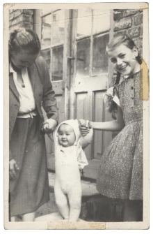 Wanda Seroka (z prawej) z sąsiadkami przed domem, ul. Starobojarskiej 32, Białystok, 1957-58 r.