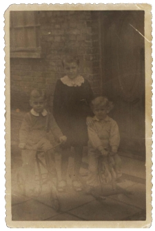 Wanda Seroka z braćmi na terenie Białostockich Zakładów Metalowych Przemysłu Terenowego, ul. Starobojarska 32, Białystok, 1956-57 r.