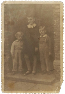 Wanda Seroka z braćmi na terenie Białostockich Zakładów Metalowych Przemysłu Terenowego, ul. Starobojarska 32, Białystok, 1957-58 r.