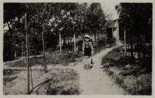 Zbigniew Sokołowski w ogrodzie, ul. Wiktorii 3, Białystok, 1938-39 r.