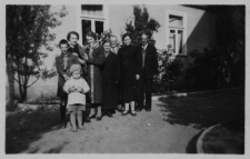 Zdjęcie rodzinne Sokołowskich przed domem, ul. Wiktorii 3a, Białystok, ok. 1938-1939 r.