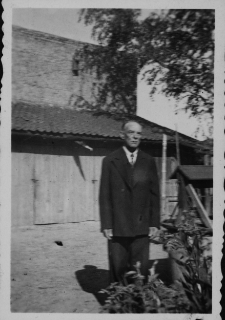 Julian Sokołowski przy studni, ul. Wiktorii 3, Białystok, lata 30. XX w.