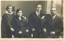 Rodzina Sokołowskich, od lewej: Helena, Wiktoria, Czesław i Julian, lata 20-30. XX w.