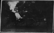 Zdjęcie ślubne Bronisławy Prus i Henryka Sowińskiego w powozie, ul. Koszykowa 4, Białystok, początek lat 20. XX w.