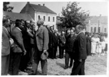 Podczas uroczystości, Henryk Sowiński drugi od prawej, lata 20-30. XX w.