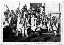 Zdjęcie grupowe osób w strojach ludowych, lata 20-30. XX w.