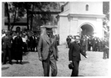 Przed kościołem, Henryk Sowiński pierwszy z prawej, lata 20-30. XX w.