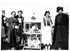 Kobiety przy klatkach z gołębiami, lata 20-30. XX w.