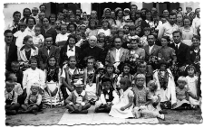 Zdjęcie grupowe, Henryk Sowiński po środku, po prawej stronie księdza, lata 20-30. XX w.