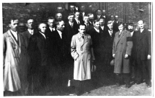 Henryk Sowiński po środku w jasnym płaszczu, lata 20-30. XX w.