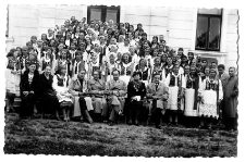 Zdjęcie grupowe osób w strojach ludowych, Henryk Sowiński w dolnym rzędzie trzeci z prawej, lata 20-30. XX w.