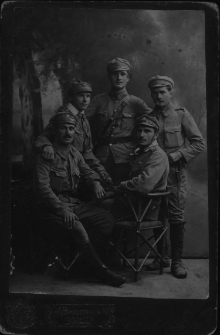 Zdjęcie żołnierzy w atelier fotograficznym, lata 20-30, XX w.