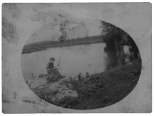 Zdjęcie kobiety nad wodą, lata 20-30 XX w.