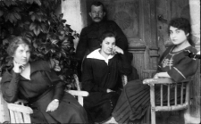 Na tarasie, po środku Eugenia Miller, za nią Alfred Miiller, Bojary, Białystok, XX w.