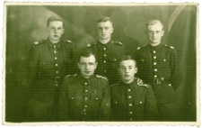 Henryk Miller (siedzi z prawej) z kolegami z wojska, XX w.