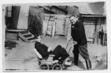 Marian Koronkiewicz (w wózku) i Jerzy Gułajski, ul.Poprzeczna 28, Białystok, lata 20-30. XX w.