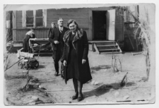 Eugenia Rynkiewicz, za nią Jerzy Gułajski, ul. Skorupska 28, Białystok, lata 20-30. XX w.