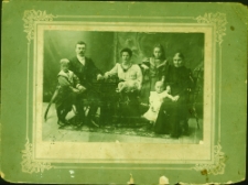 Zdjęcie rodzinne Koronkiewiczów w atelier fotgraficznym,1911-12 r.