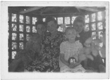 Irena Gułajska, Eugenia Rynkiewicz, Krystyna Gułajska, altanka w ogrodzie, ul. Skorupska 28, Białystok, lata 20-30. XX w.