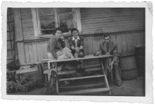 Od prawej: Marian Koronkiewicz, Irena Gułajska, osoba nierozpoznana, ul. Skorupska 28, Białystok, lata 20-30 XX w.