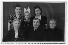 Zdjęcie rodzinne Koronkiewiczów w atelier fotograficznym, Białystok, lata 40-50. XX w.