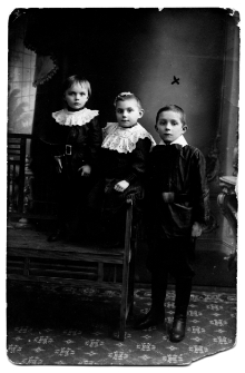 Od lewej: Eugenia Rynkiewicz, Irena Gułajska i Henryk Koronkiewicz, zdjęcie w atleier fotograficznym, lata 20. XX w.