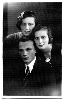 Od góry: Irena Gułajska, Eugenia Rynkiewicz i Henryk Koronkiewicz, zdjęcie w atelier fotograficznym, Białystok, 1932 r.