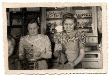 Kobiety za ladą sklepową, Białystok, XX w.