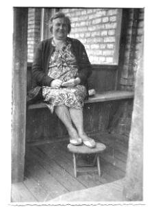 Eugenia Rynkiewicz na ganku domu przy ul. Wiktorii 17, Białystok, około 1970 r.