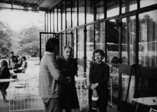 Przed stołówką ośrodka wczasowego Fabryki Przyrządów i Uchwytów "Okoniówek", Rajgród, lata 80. XX w.