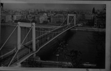 Wycieczka zakładowa pracowników Fabryki Przyrządów i Uchwytów w Białymstoku, Most Elżbiety w Budapeszcie, Węgry, lata 70. XX w.