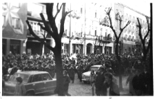 Poświęcenie sztandaru NSZZ "Solidarność", przemarsz ulicą Sienkiewicza w stronę Fabryki Przyrządów i Uchwytów, Białystok, 3 maja 1981 r.
