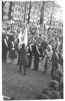 Poświęcenie sztandaru NSZZ "Solidarność" Fabryki Przyrządów i Uchwytów, ul. Łąkowa 3, Białystok, 3 maja 1981 r.