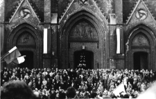 Poświęcenie sztandaru NSZZ "Solidarność" Fabryki Przyrządów i Uchwytów, kościół pw. WNMP, Białystok, 3 maja 1981 r.