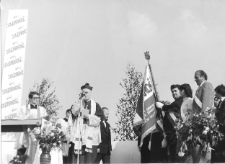 Poświęcenie sztandaru NSZZ "Solidarność" Fabryki Przyrządów i Uchwytów, kościół pw. WNMP, Białystok, 3 maja 1981 r.