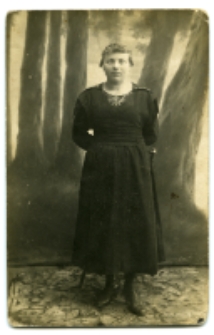 Portret kobiety, zdjęcie wykonane w w atelier fotograficznym, Białystok, przełom XIX i XX w.