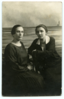 Dwie kobiety siedzące na krzesłach, zdjęcie wykonane w w atelier fotograficznym, Białystok, przełom XIX i XX w.