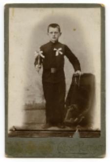 Portret chłopca, zdjęcie wykonane w w atelier fotograficznym, Białystok, przełom XIX i XX w.
