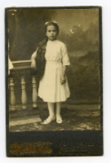 Portret dziewczynki, zdjęcie wykonane w atelier fotograficznym, Białystok, przełom XIX i XX w.