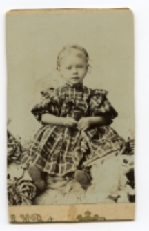Dziewczynka w sukience, zdjęcie wykonane w atelier fotograficznym, ul. Kilińskiego 16, Białystok, 1896-1904 r. Fot. Wolfgang A. Bartmann